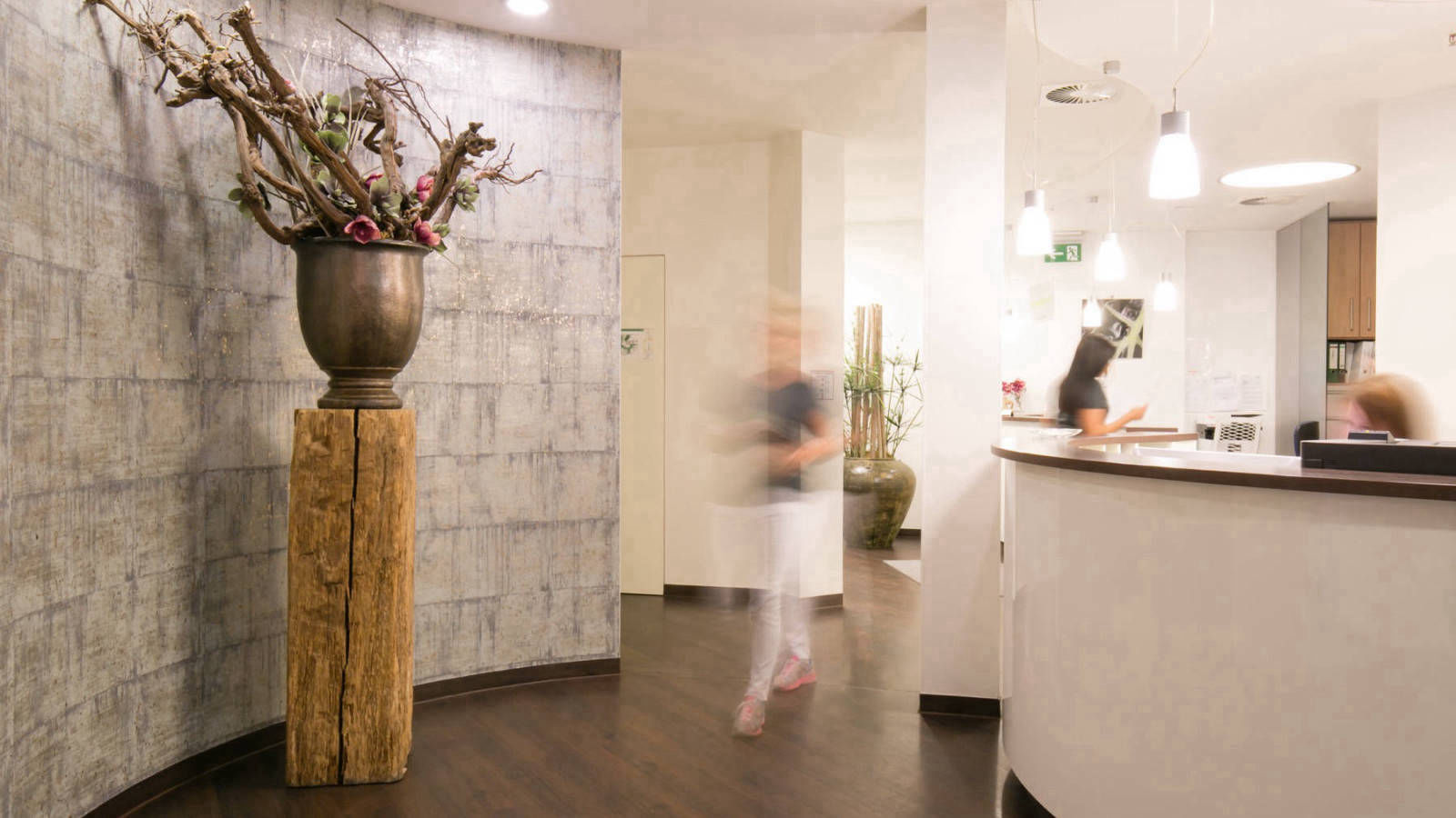 Rezeption mit Tresen und Standvase