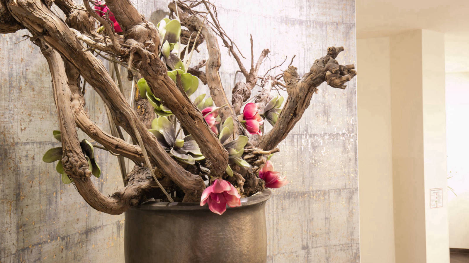 Standvase mit rosa Blumen