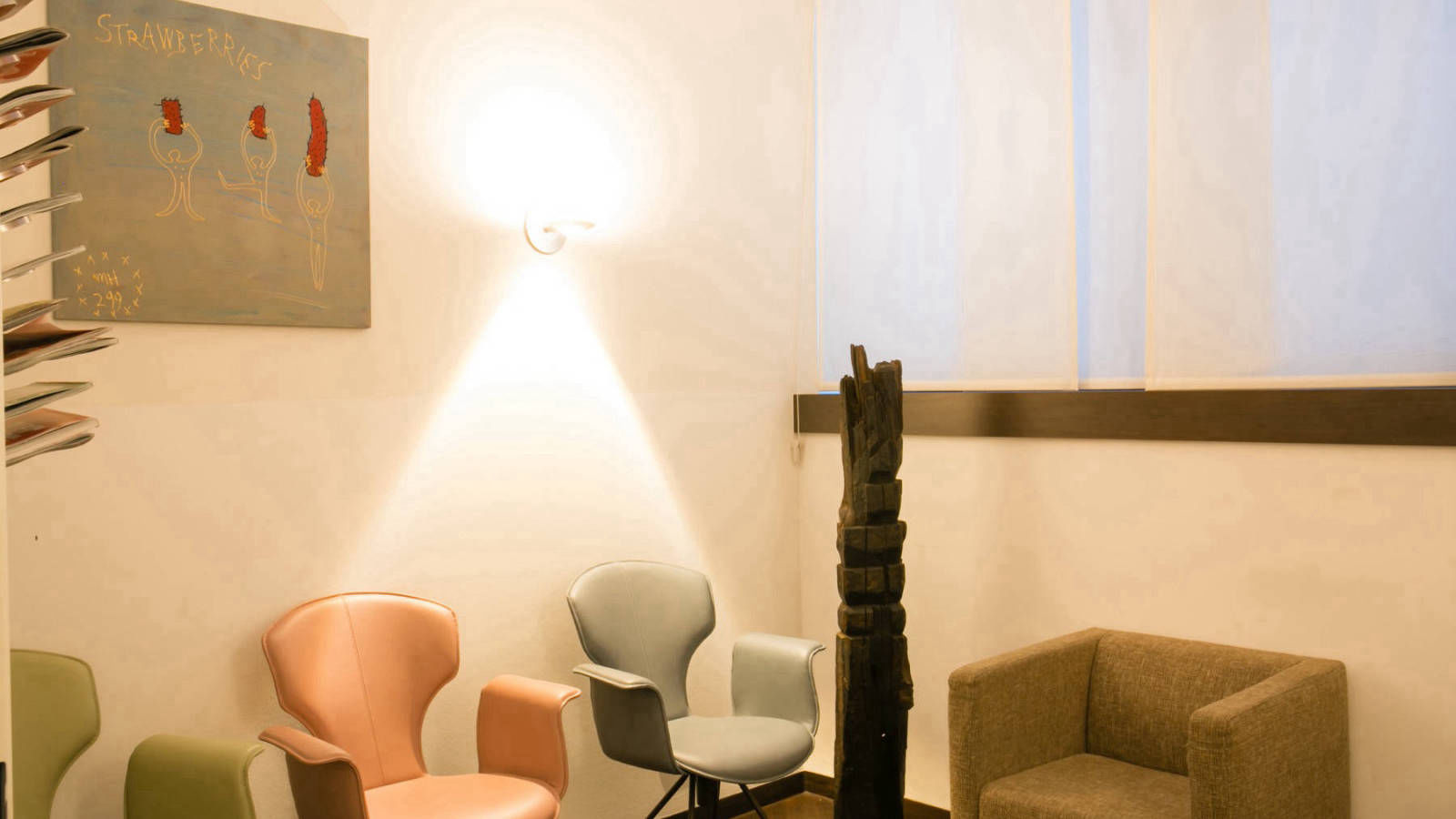 Wartebereich mit bunten Stühlen