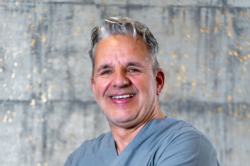 Porträt Dr. med. Kian Momeni