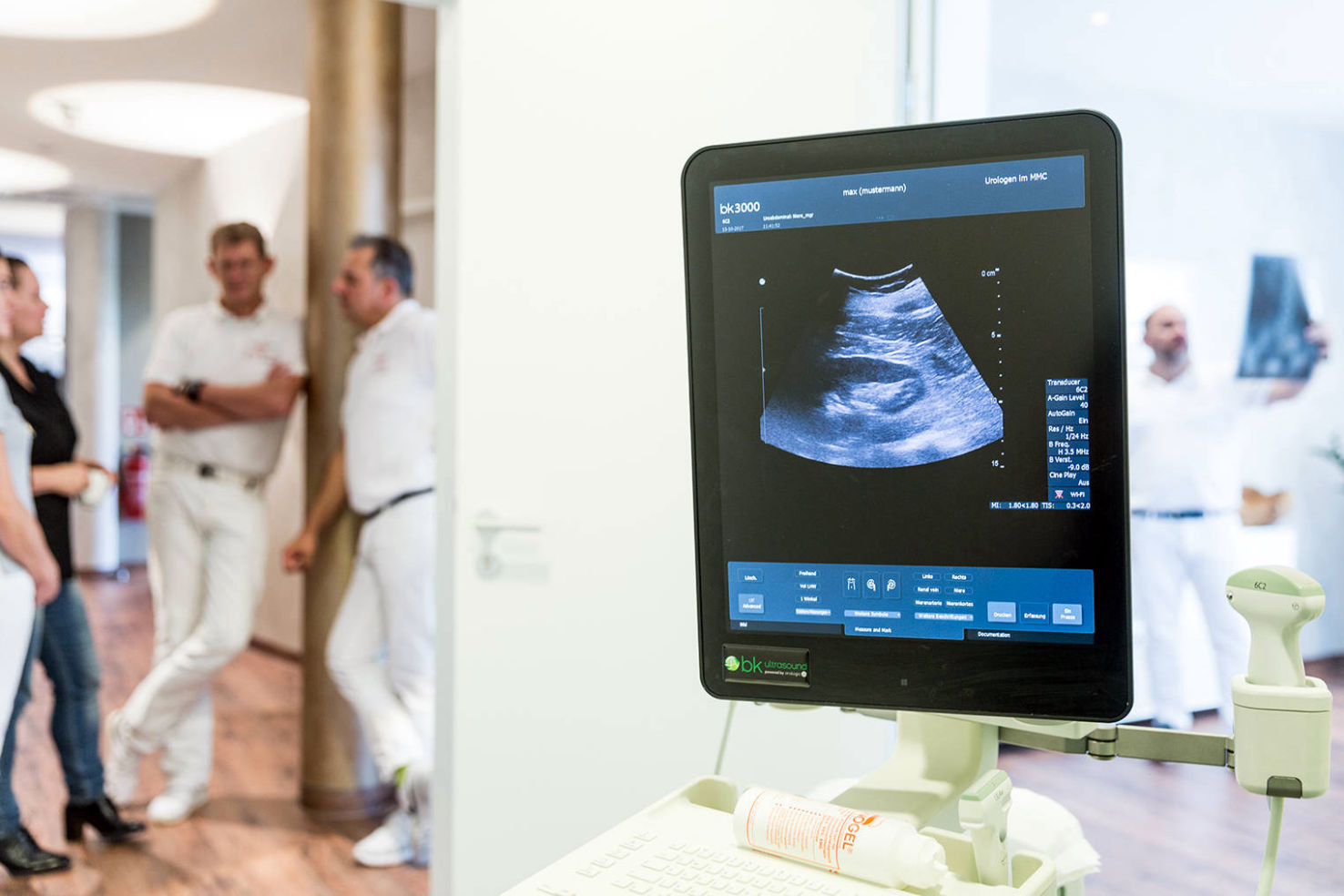 Ultraschallgerät mit Ärzten unscharf im Hintergrund